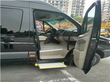 上海安致汽車租賃 奔馳凌特17座商務(wù)車實體拍攝與產(chǎn)品解析